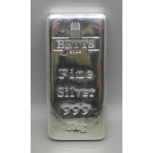 990 - A 1kg fine silver bar