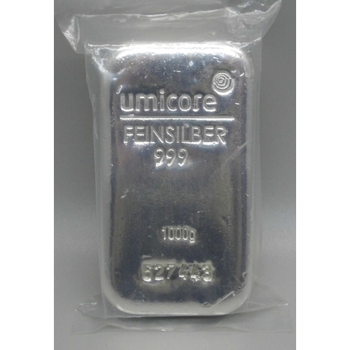 992 - A 1kg 999 fine silver bar