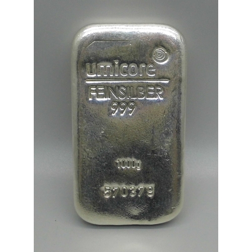 996 - A 1kg 999 fine silver bar