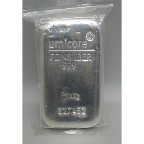 997 - A 1kg 999 fine silver bar