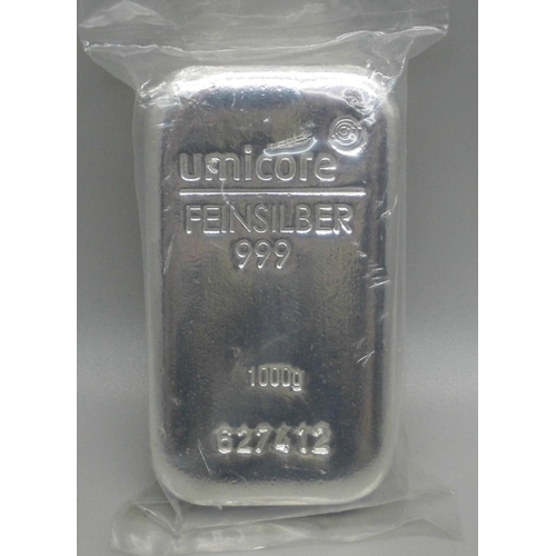 998 - A 1kg 999 fine silver bar