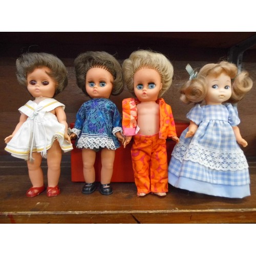 642 - Vintage Amanda Jane dolls (4) and some clothing