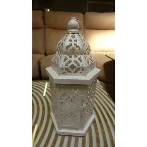 1362 - A medium cream rustic metal lantern - H31cms (64488907)