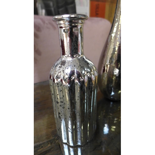 1406 - A set of two small silver vases