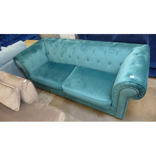 1474 - A teal velvet Chesterfield style three seater sofa