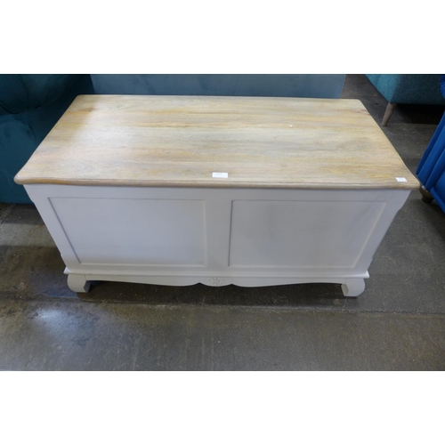 1473 - A white painted and washed oak blanket box * this lot is subject to VAT