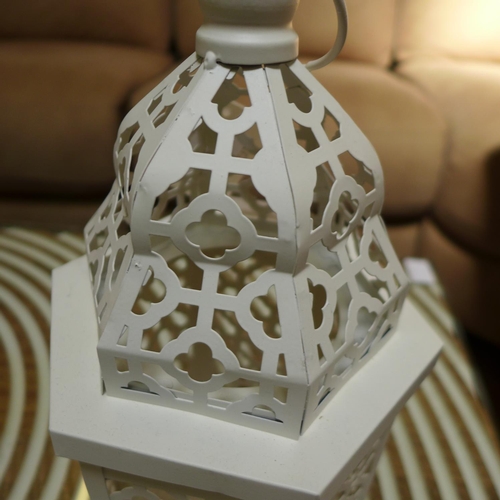 1362 - A medium cream rustic metal lantern - H31cms (64488907)