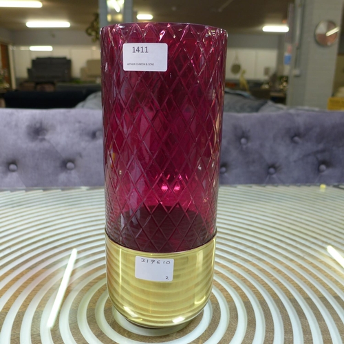 1411 - A cerise and gold patterned glass vase