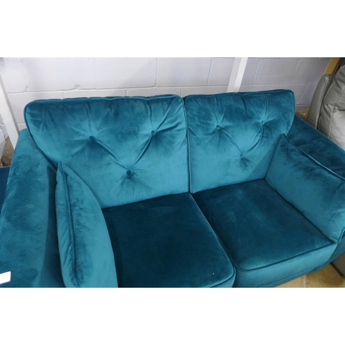 1418 - A Hoxton teal velvet button backed two seater sofa and a pair of footstools