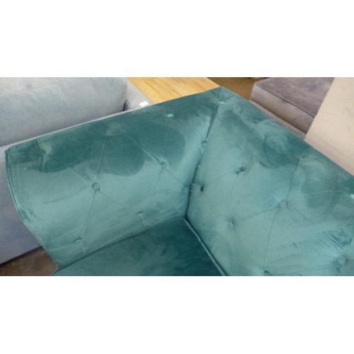 1474 - A teal velvet Chesterfield style three seater sofa