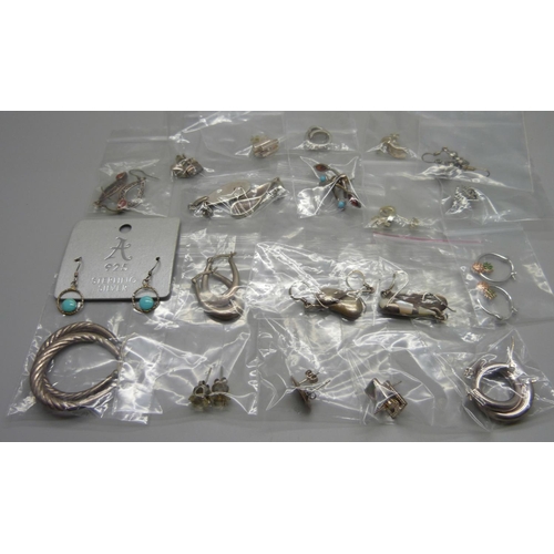 1009 - A collection of silver earrings