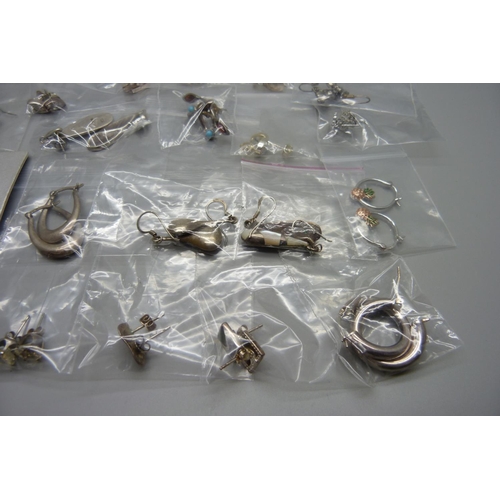 1009 - A collection of silver earrings