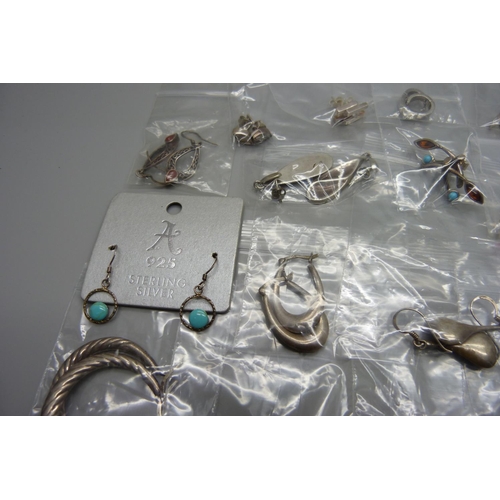 1009 - A collection of silver earrings