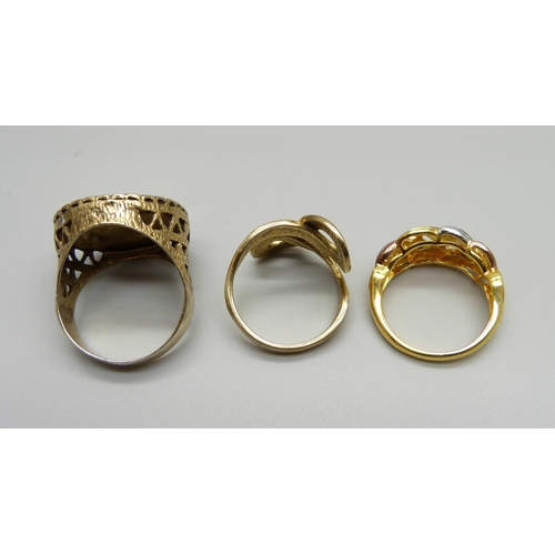 1014 - Three silver gilt rings including one gentleman's set with £1 coin