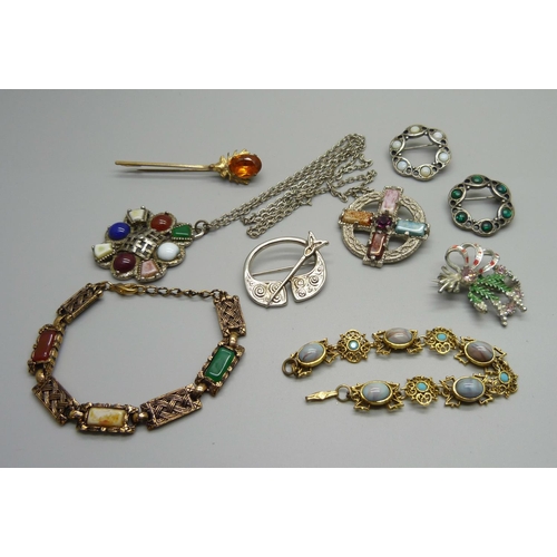 1020 - Celtic style jewellery