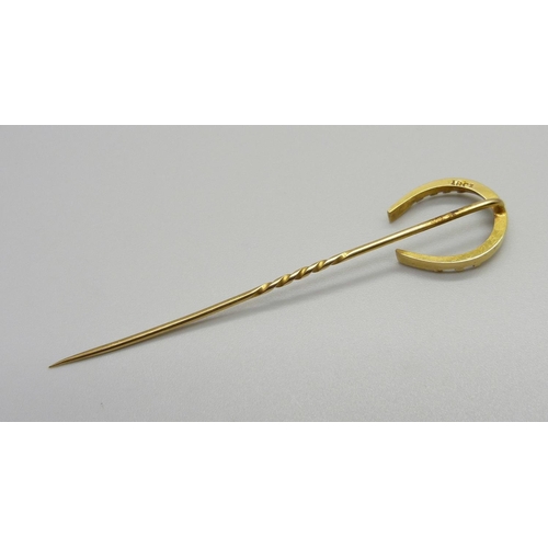 1024 - An 18ct gold horseshoe stick pin, 3.5g