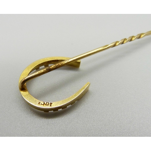 1024 - An 18ct gold horseshoe stick pin, 3.5g