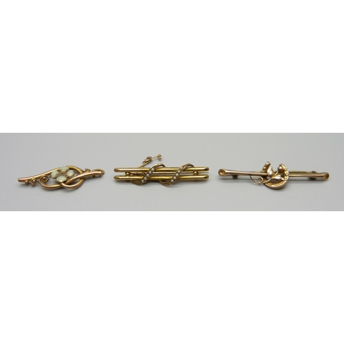 1025 - Three 9ct gold bar brooches, one a/f, 5.4g