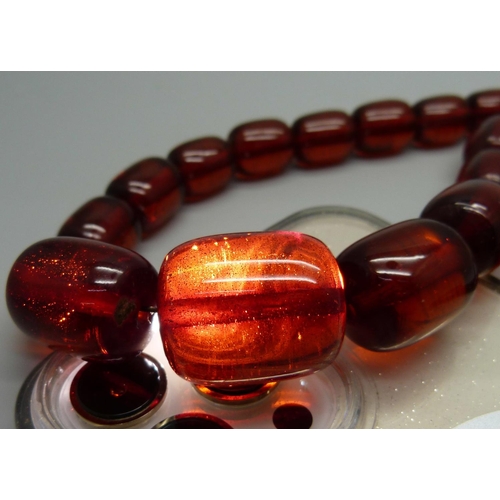 1037 - A long Bakelite bead necklace