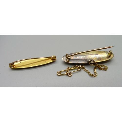 1043 - A 15ct gold 'Mary' brooch, 3.6g, and a 9ct gold 'Baby' brooch, 1.2g