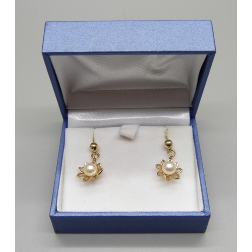 1049 - A pair of gold cultured pearl drop earrings (test as 9ct gold), 2.5g