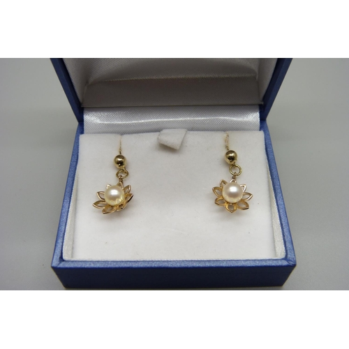 1049 - A pair of gold cultured pearl drop earrings (test as 9ct gold), 2.5g