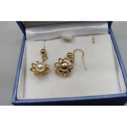 1049 - A pair of gold cultured pearl drop earrings (test as 9ct gold), 2.5g