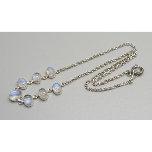 1051 - A moonstone necklet, (tests as silver)