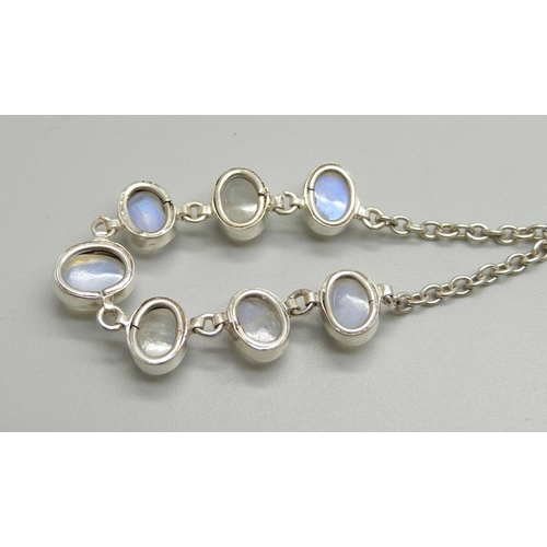 1051 - A moonstone necklet, (tests as silver)