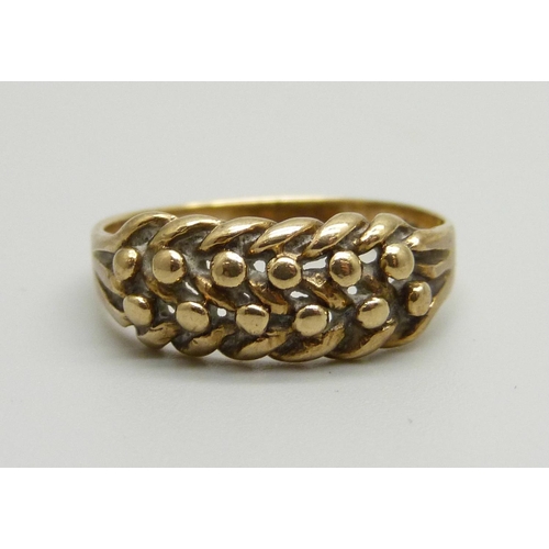 1054 - A 9ct gold Keeper ring, 2.9g, R