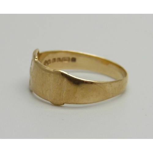 1056 - A 9ct gold buckle ring, 2g, M