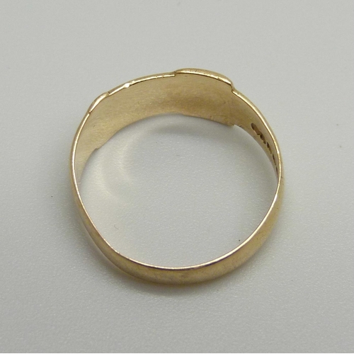 1056 - A 9ct gold buckle ring, 2g, M