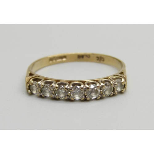 1058 - A 9ct gold and CZ ring, 1.7g, Q