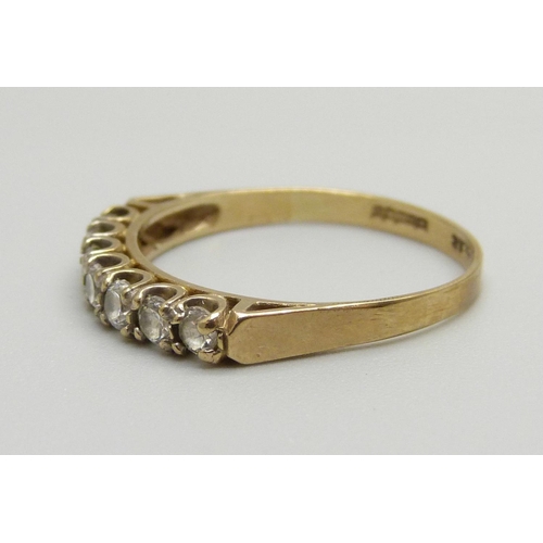 1058 - A 9ct gold and CZ ring, 1.7g, Q