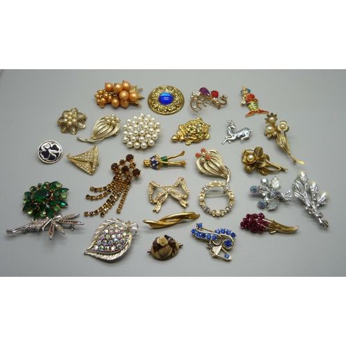 1073 - A collection of costume brooches