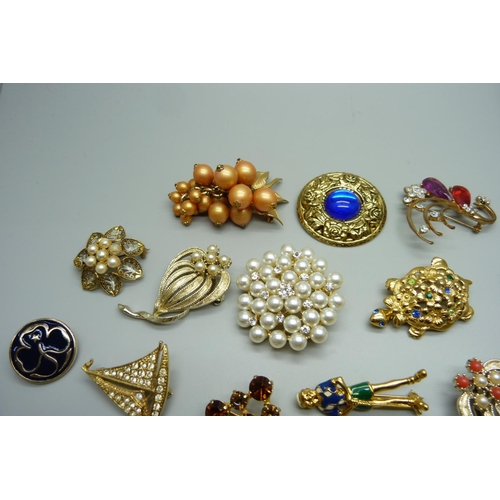 1073 - A collection of costume brooches