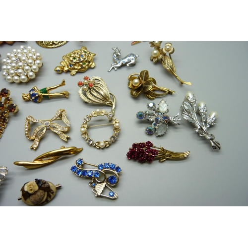 1073 - A collection of costume brooches