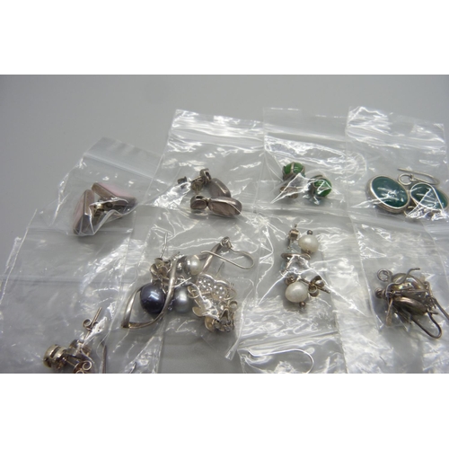 1077 - A collection of silver mounted earrings