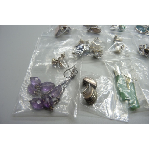 1077 - A collection of silver mounted earrings