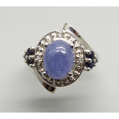 1081 - A silver Tanzanite, blue sapphire and white topaz ring, L, with certificate