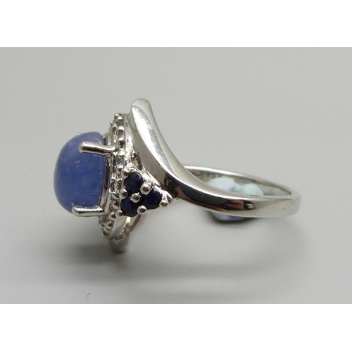 1081 - A silver Tanzanite, blue sapphire and white topaz ring, L, with certificate