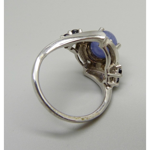 1081 - A silver Tanzanite, blue sapphire and white topaz ring, L, with certificate