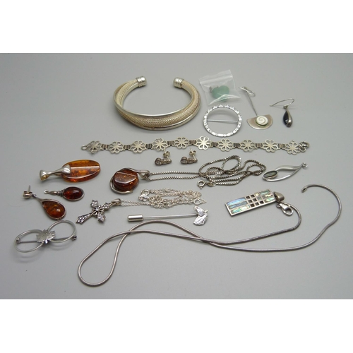 1082 - Silver jewellery including amber set