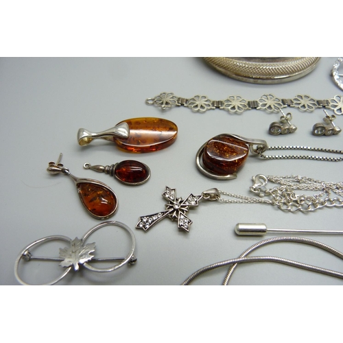 1082 - Silver jewellery including amber set