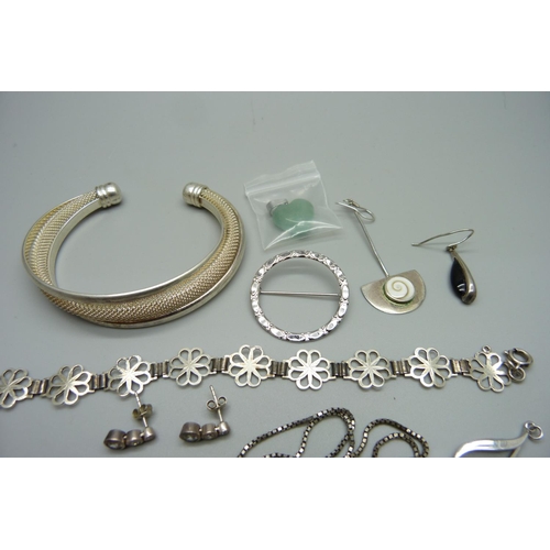 1082 - Silver jewellery including amber set