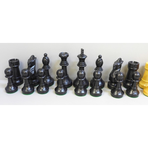 637 - A box of Staunton No. 5 chess pieces, height of king 82mm