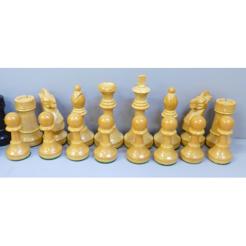 637 - A box of Staunton No. 5 chess pieces, height of king 82mm