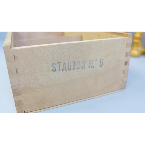 637 - A box of Staunton No. 5 chess pieces, height of king 82mm