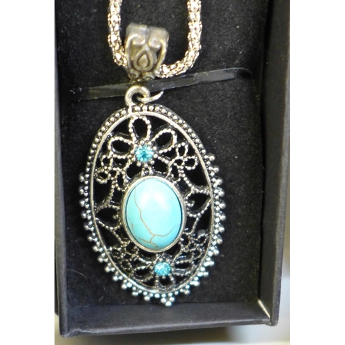 655 - Five items of turquoise jewellery