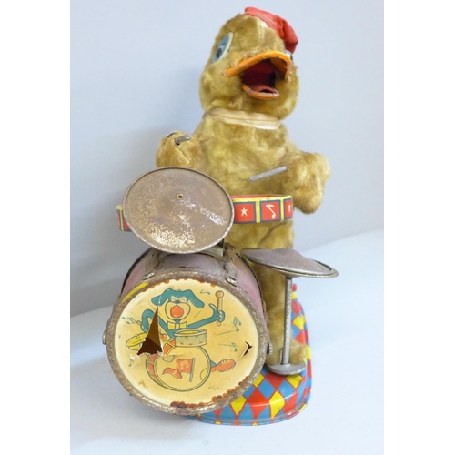 658 - An Alps Japan 1940s tin plate duck playing the drums, with batteries in working condition